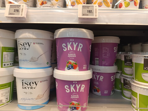 Skyr Milchprodukt in einem Regel in einem isl&auml;ndischer Supermarkt