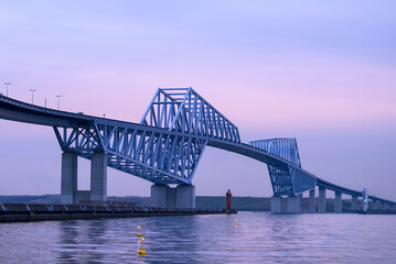 Naklejka premium 夕暮れに染まる空と東京ゲートブリッジの近代美 / Modern Beauty of Tokyo Gate Bridge Under the Twilight Sky