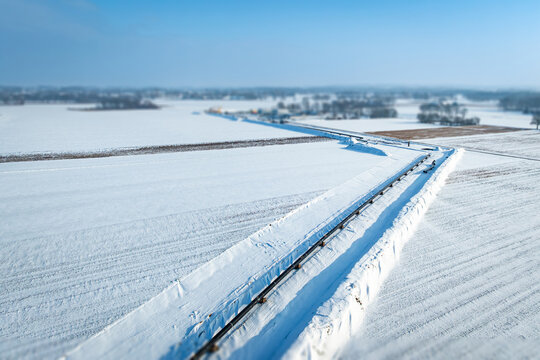 Bau einer Gaspipeline von der Nordseek&uuml;ste ins Binnenland, Luftaufnahme im verschneiten Winter.