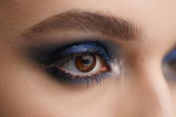 Fototapeta premium Dramatic Dark Blue Eye Makeup: A Close-Up View of Intense Color and Shimmering Detail, Showcasing Artistic Expression and Captivating Beauty