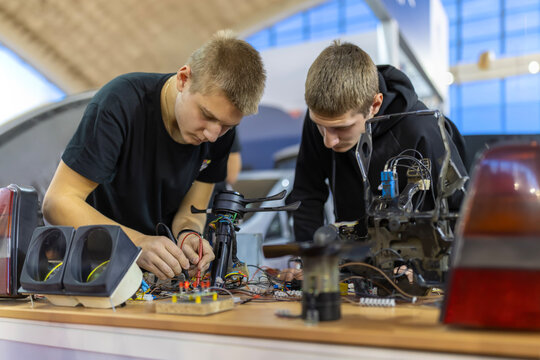 Students learning electronics and robot engineering in laboratory