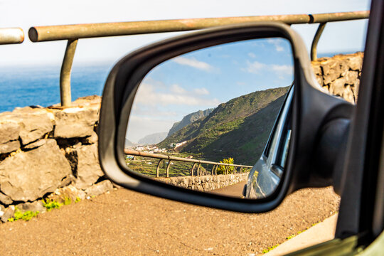 Paisaje reflejado en un espejo retrovisor.