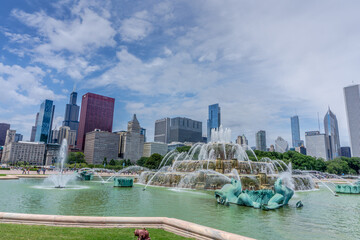 Naklejka premium A large fountain with a city in the background