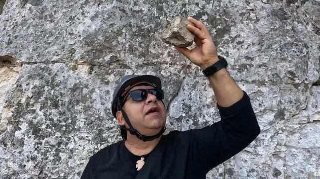 Demostraci&oacute;n de seguridad: utilidad del casco en las pasarelas de Relleu