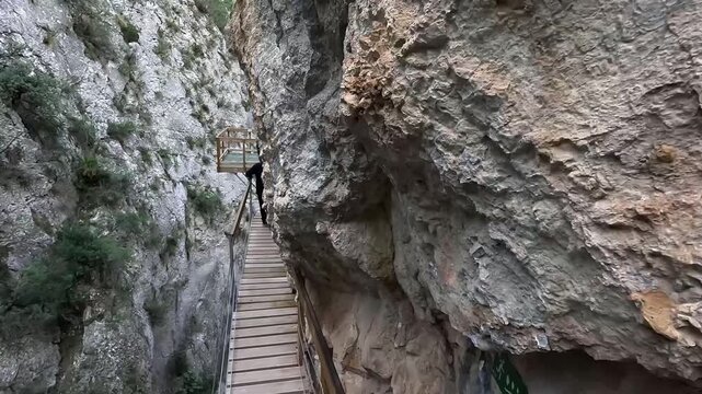 POV pasando por la parte m&aacute;s estrecha de la pasarela de Relleu