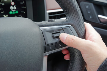 クルーズコントロールを操作する手元