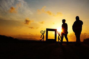 Obraz premium Silhouette of people during sunrise at Mersing Beach
