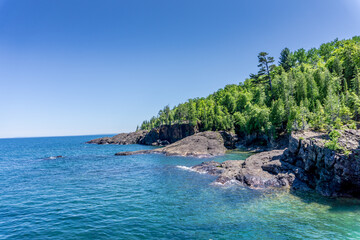 Obraz premium A beautiful blue ocean with a rocky shoreline