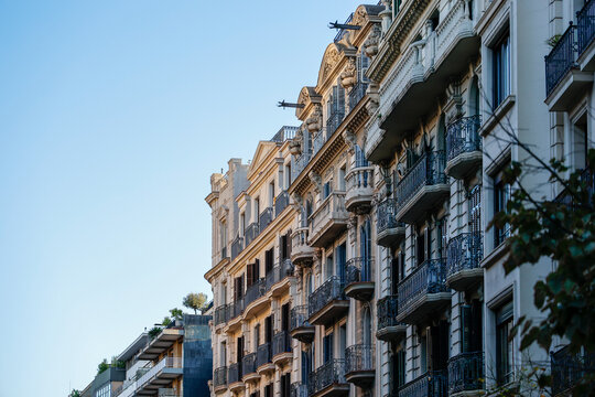 Balcon d'un immeuble d'appartements dans la ville de Barcelone, en Espagne	