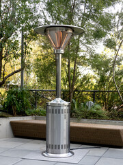 屋外に設置された屋外用電気ストーブ