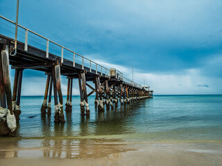 Fototapeta premium Low View Henley Pier Adelaide Low Tide