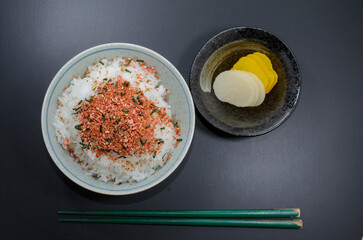 たらこふりかけご飯をべったら漬けとたくあんで食べる