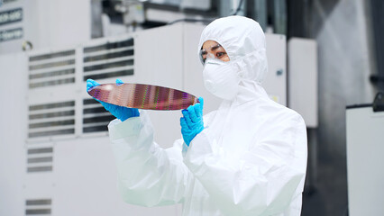 半導体、工場、製造、シリコンウエハー、防塵服、クリーンルーム、洗浄、確認、チェック、検査、検品、点検、製造業、日本人、防護服、加工、レジストコーティング、フォトリソグラフィ、男性、エッチング、レジスト、モノづくり、半導体工場、シリコン、SiC、ウエハー、ウェハー、RTP、ラピッドサーマルプロセス、RCA洗浄、プロセス、後工程、ダイシング、マシンオペレーター、テクノロジー、エンジニア、作業員、目視、