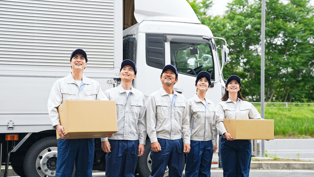 トラックの前に並ぶデリバリースタッフのグループ