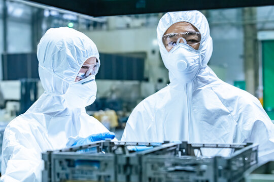 工場、防護服、防塵服、作業員、研究所、ラボ、化学、産業、科学、製造業、日本人、エンジニア、研究者、機械、作業、マスク、半導体、メンテナンス、点検、管理、検査、整備、安全、保守、確認、チェック、女性、男性、工業、メーカー、製薬、従業員、スタッフ、ゴーグル、衛生、クリーンルーム、タブレット、DX、白衣、食品、清掃、洗浄、梱包、包装、倉庫、物流、WMS、システム、人物