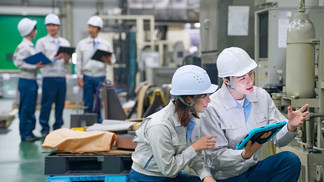 工場、製造業、点検、メンテナンス、検査、作業員、機械、タブレット、DX、IIoT、安全、日本人、管理、保守、確認、チェック、男性、女性、チームワーク、グループ、視察、配管、設備、装置、制御、システム、アプリ、産業、工業、モノづくり、エンジニア、人材、仕事、働く、作業服、現場、電子化、テクノロジー、指導、ヘルメット、フィールドエンジニア、マシンオペレーター、整備、工作機械、メーカー、物流、相談、操作
