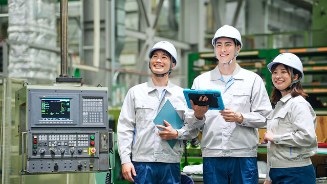 工場、タブレット、作業員、目標、挑戦、チャレンジ、笑顔、チームワーク、スタッフ、製造業、安全、雇用、男性、安心、仕事、見上げる、希望、ビジネス、同僚、仲間、中小企業、女性、融資、産業、工業、モノづくり、メーカー、エンジニア、人材、働く、作業服、従業員、労働者、工員、職人、職場、現場、日本人、操作盤、コントロールパネル、制御、マシンオペレーター、工作機械、管理、フィールドエンジニア、生産技術、DX、