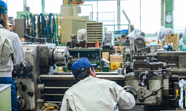工場、機械、製造業、旋盤、工作、加工、金属、職人、作業員、仕事、操作、産業、工業、モノづくり、メーカー、エンジニア、メカニック、人材、働く、作業服、女性、日本人、男性、チームワーク、グループ、研磨、切削、切断、メンテナンス、点検、管理、検査、整備、安全、保守、確認、チェック、町工場、スタッフ、職場、労働者、工員、従業員、ベテラン、中小企業、技術、精密、生産、人物