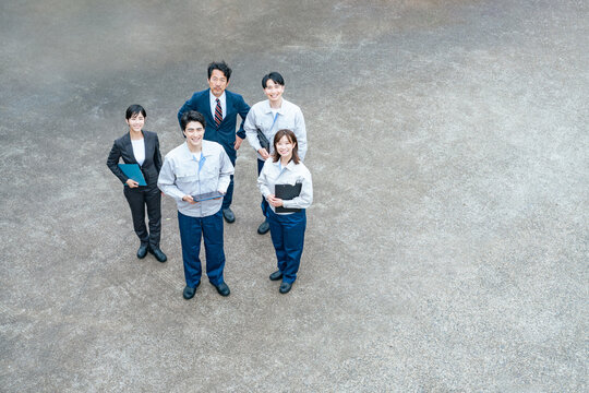人材、会社員、作業員、中小企業、チームワーク、団結、日本人、仕事、ビジネス、経営、社長、雇用、シリアス、俯瞰、屋外、コピースペース、男性、女性、転職、就職、事業承継、将来、労働者、エンジニア、作業服、ビジネスパーソン、集合写真、グループ、チーム、空撮、やる気、やりがい、挑戦、目標、チャレンジ、労務、工場、製造業、産業、工業、ゼネコン、メーカー、働く、従業員、スタッフ、職人、現場、建設、業者、人物