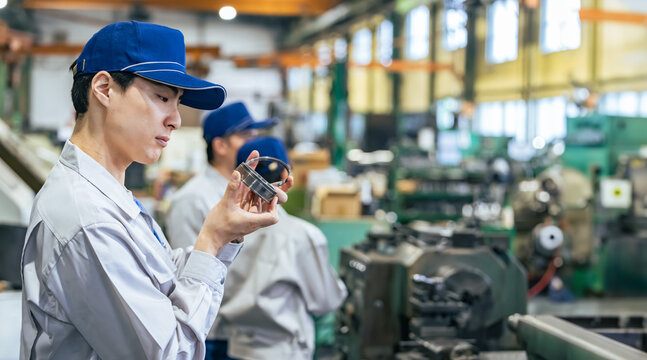 工場で製品を検品する男性作業員