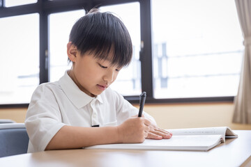 真剣な眼差しの小学生	