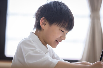 笑顔で学習する男の子	