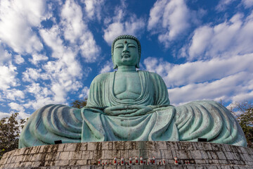 Obraz premium The backdrop of Thailand's Wat Phra That Doi Phra Chan tourist attraction in Lampang, high on a mountain, features a large Japanese-style Buddha statue that tourists can publicly photograph.