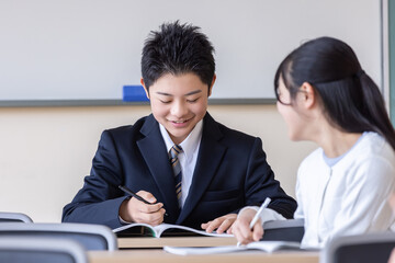 Obraz premium 笑顔で学習する子ども 