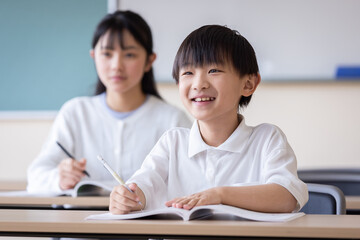 笑顔で学習する子ども	