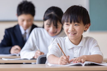 笑顔で学習する子ども	