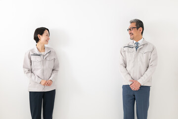 作業服を着た男女