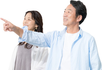 バカンスや旅行を楽しい、歩く50代のシニア夫婦　国内の旅行や海外旅行などのイメージの背景透明切り抜き