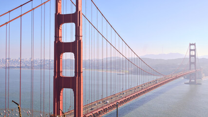 Obraz premium Suspension bridge over San Francisco Bay seen from side angle