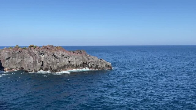 城ヶ崎海岸、門脇崎より望む伊豆半島東岸の断崖、つばくろ島