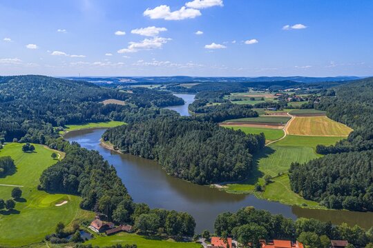 Ausblick auf die l&auml;ndliche Region um Hillstett an der Schwarzach nahe R&ouml;tz in der Oberpfalz im Sommer