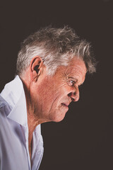 Grimmiger Mann im Seitenprofil © Petra Fischer