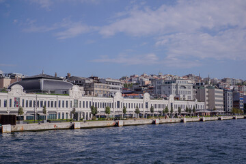 Obraz premium Panoramic View of the Historic Waterfront Buildings and Urban Skyline in Karaköy, Istanbul, Turkey