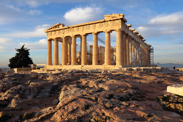 Fototapeta premium Athens - Parthenon on the Acropolis at sunrise in Greece