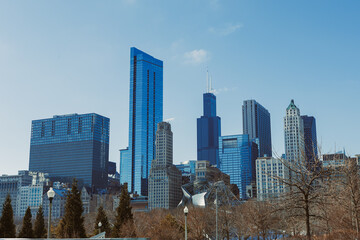 Obraz premium View of Chicago skyline with modern buildings under clear blue sky on a sunny day