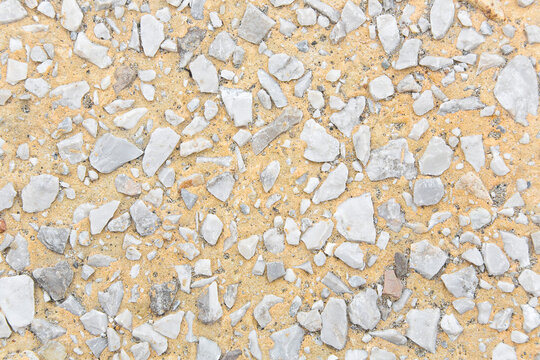 EXPOSED AGGREGATE CONCRETE SURFACE WITH VISIBLE GRAVEL AND STONE - ROUGH CEMENT PAVEMENT FOR OUTDOOR USE, DURABLE WALKWAY OR DRIVEWAY FLOORING WITH EMBEDDED PEBBLES AND MINERAL FRAGMENTS