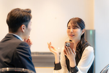 レストランでスマホを見るカップル © metamorworks