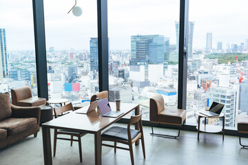ロビー、ラウンジ、オフィス、展望、都市、企業、会社、カフェ、レストラン、飲食店、インテリア、内装、室内、無人、テーブル、家具、窓、明るい、現代、モダン、ラグジュアリー、イメージ、映像、動画、ロケーション、ホテル、ビジネス、ビル群、都会、日本、東京、会議室、レンタルスペース、ソファー、風景、景色、景観、建物、ビル、部屋、プレミアム、リビング、住宅、マンション、高層ビル、コピースペース、不動産、建設、 © metamorworks