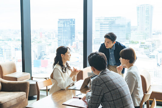 ビジネス、カジュアル、会話、会議、ミーティング、チームワーク、面談、相談、コミュニケーション、グループ、オフィス、室内、ビジネスパーソン、ビジネスマン、協力、同僚、仕事、職場、企業、会社員、打ち合わせ、商談、日本人、男性、女性、カフェ、経営、交渉、ロビー、コンサルタント、コンサルティング、カウンセリング、カウンセラー、スタートアップ、明るい、笑顔、都会、日本、東京、サポート、サービス、接客、ノート