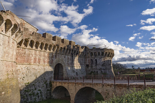 La Porta Nuova del borgo di Colle in Val d&rsquo;Elsa nella provincia di Siena