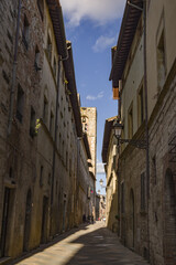 Fototapeta premium Via del Castello a Colle in Val d’Elsa nella provincia di Siena