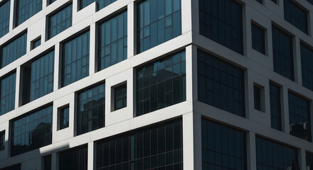 Obraz premium Modern geometric facade of a commercial building featuring dark