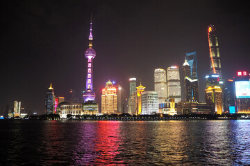 Obraz premium Shanghai Pudong Skyline Glows Over Huangpu River Night