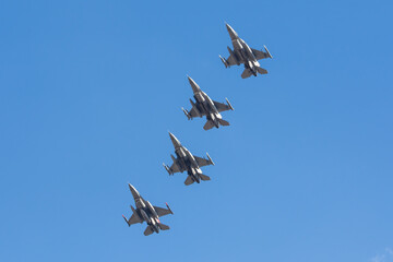 Formación de cuatro aviones de combate