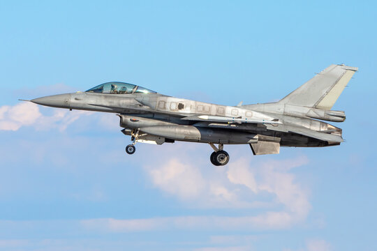 Avi&oacute;n de combate con dep&oacute;sitos conformables aterrizando