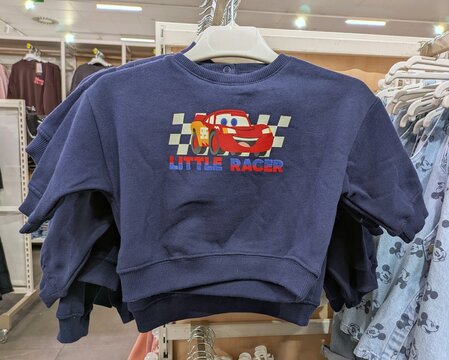 Sudadera infantil con Lightning McQueen de Cars de Disney en una tienda Kiabi, Madrid, Espa&ntilde;a, 25 de enero de 2026